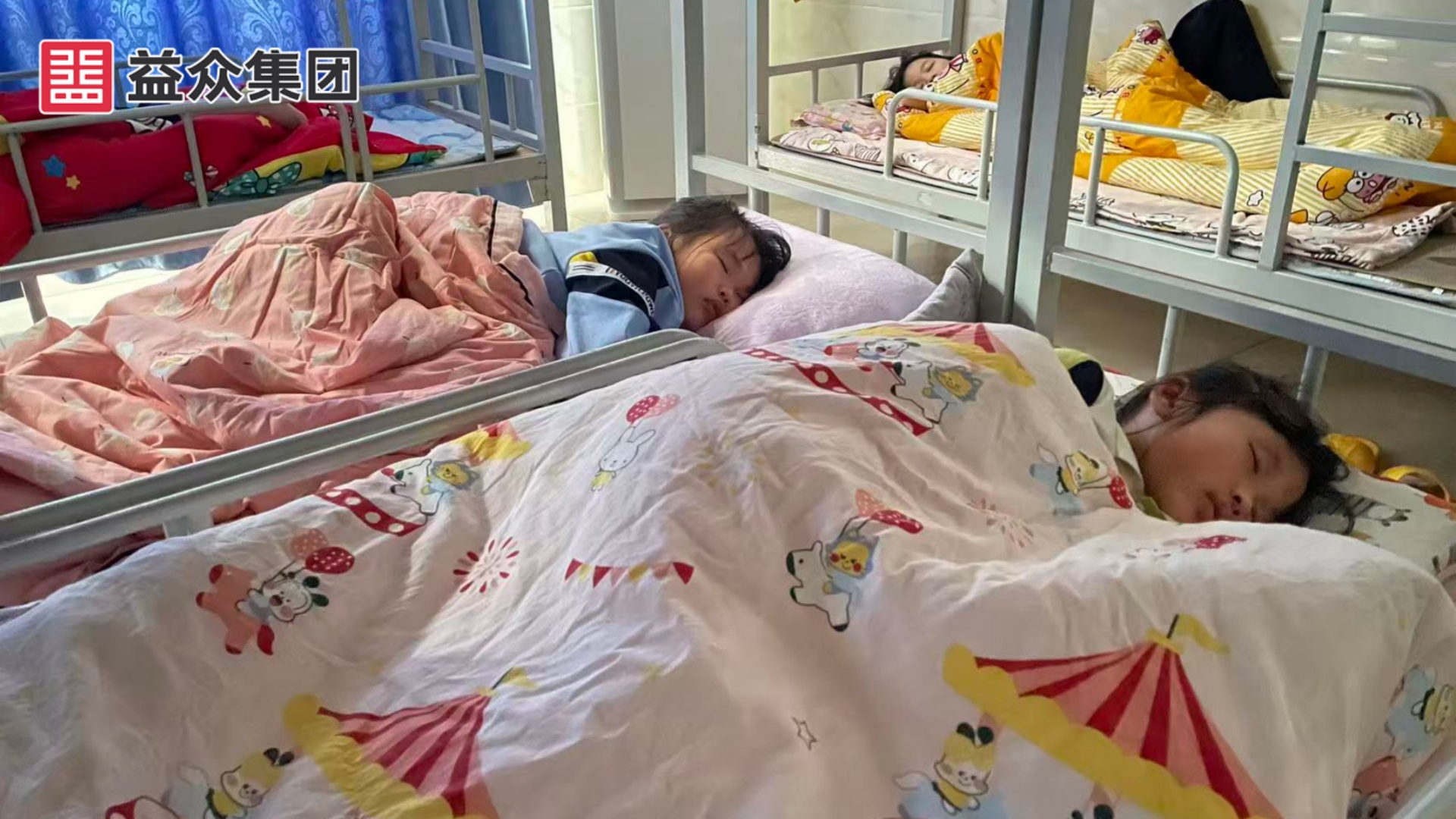 午休秩序井然，学生坦然入睡1_副本