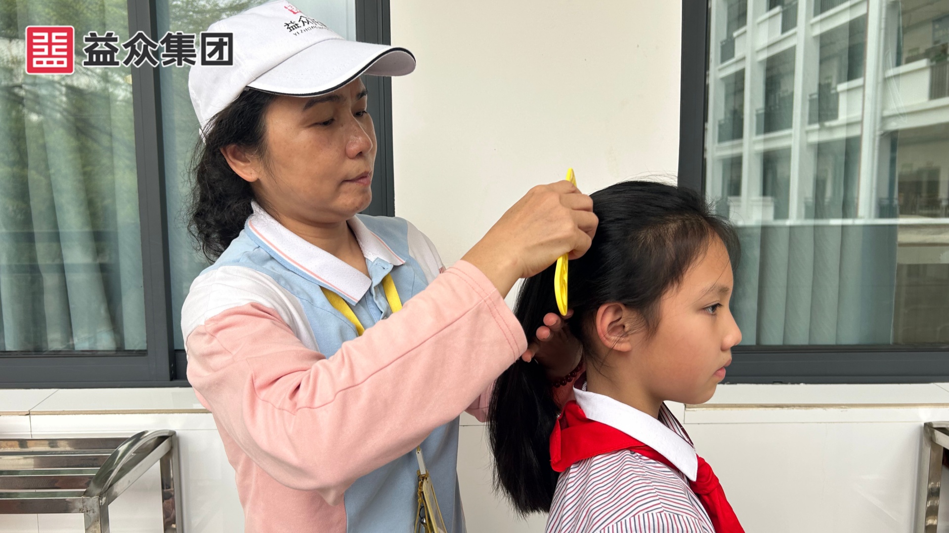 托管教员助孩子梳理头发1_副本